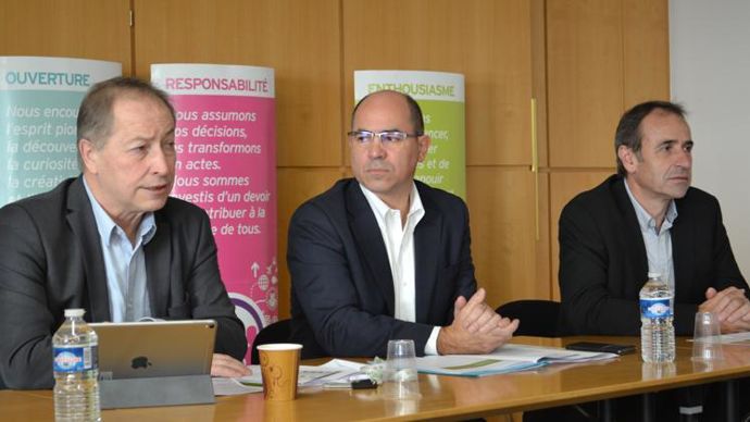Christian Pèes, président d’Euralis (à g.), Philippe Saux, nouveau DG (au centre) et Luc Lemaire, nouveau DGA, lors de la conférence de presse du 16 décembre à Lescar. © F. JACQUEMOUD